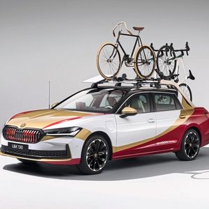 Das zehnte Škoda Azubi Car heißt L&K 130. Die Azubis reichten Dutzende von Farbvorschlägen ein. Die gelungene Kombination aus Weiß, Gold, Tiefrot und Schwarz verleiht dem Fahrzeug ein unverwechselbares und majestätisches Aussehen.(Bild:  Škoda Auto)