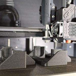 Besonderheiten, die die additive Produktion bietet, sind etwa flexible Dämpfungselemente aus thermoplastischem Polyurethan (TPU), Motoradabdeckungen aus hochfestem faserverstärktem Kunststoff oder Baugruppen, die mehr Freiheitsgrade bei der Ausstattung der Fahrerkabine erlauben.(Bild:  CR-3d)