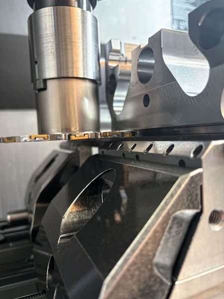 Der Kraftfluss beim CFL verläuft vom Werkstück über die Spannbacke und den Grundkörper in den Maschinentisch und das Maschinenbett. (Bild: Rüdiger Schenke Innovation GmbH&Co. KG)