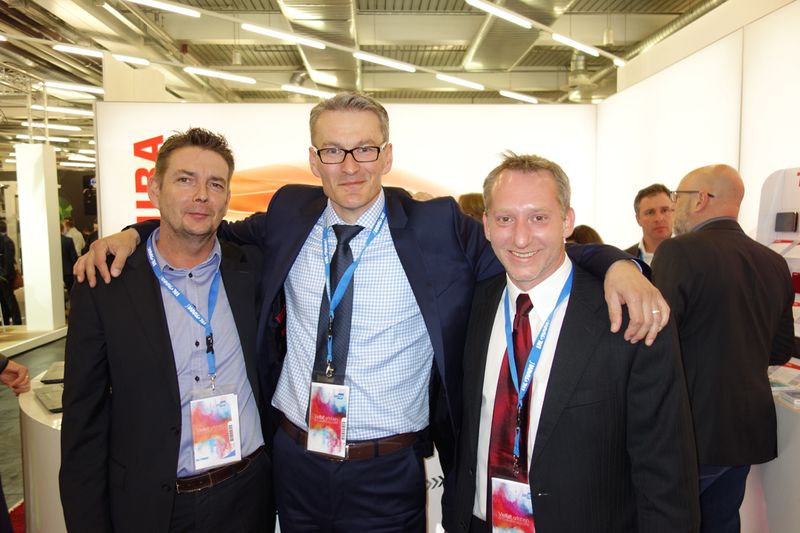 (v. l.) Ralf Gimmler und Dirk Beinhauer, Toshiba, mit Markus Kainz, Ingram Micro (Bild: IT-BUSINESS)