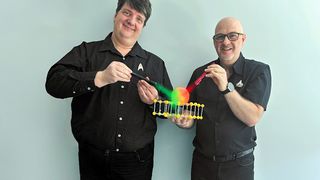 Alexander Genest (l.) und Prof. Günther Rupprechter (r.) von der TU Wien demonstrieren die Funktionsweise ihres neuen Katalysators. (Bild: TU Wien)