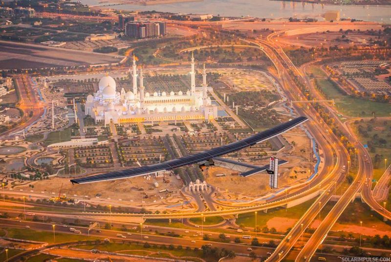 Testflug in Abu Dhabi, von wo Solar Impulse seine Weltumrundung gestartet hat. (Bild: Solar Impulse)