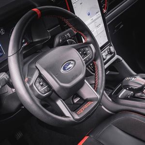 Über ein 12,4 Zoll großes Kombi-Instrument können die wichtigsten Informationen abgerufen werden, ein zwölf Zoll messender zweiter Bildschirm ist als Kommunikationszentrum ausgelegt.(Bild:  Autoren-Union Mobilität / Ford)