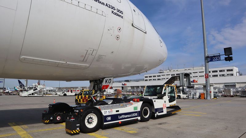 Wenn alles in Position ist, drücken sich zwei Walzen an den Reifen und heben das Flugzeug hydraulisch gerade so weit hoch, dass eine Hand zwischen Gummi und Asphalt passt. (Bild: sp-x/Benjamin Bessinger)