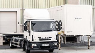 Ausschnitt der LINK-Testhalle des Fraunhofer-Instituts in Nürnberg mit Lkw nebst Wechselbrücke. (Fraunhofer-IIS)