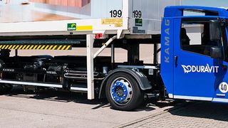 Das „Wiesel“ von Kamag ist im Zentrallager von Duravit für den Behälter- und Anhängerumschlag zuständig. (Kamag)