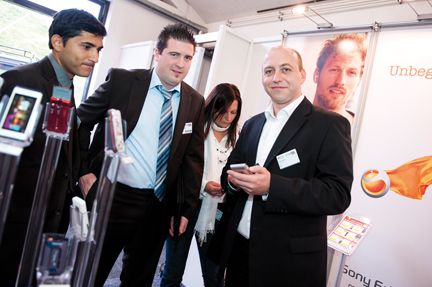 Björn Buttke von Sony Ericsson im Gespräch mit Kunden (Archiv: Vogel Business Media)