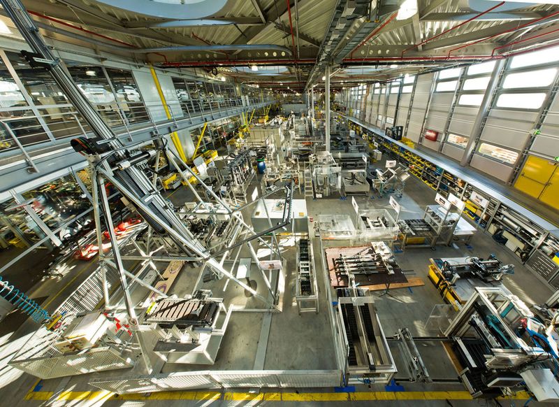 U.a. dafür betreibt das Kölner Unternehmen ein 1750 m² großes Testlabor für bewegte Leitungen in Energieketten. (Bild: Igus)