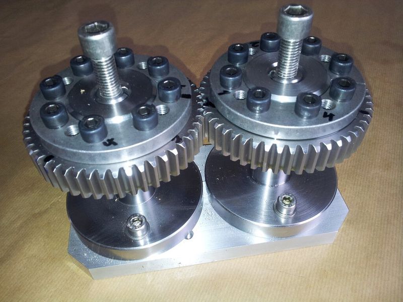 Versuche mit Normzahnrädern in Qualität 8 zeigten, dass das Zahnspiel bis auf ein Hundertstel eingestellt werden konnte. (Maul Konstruktionen)