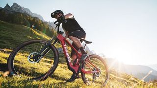 Der Schweizer Fahrradhersteller Thömus lanciert mit dem neuen Lightrider E Ultimate das weltweit erste vollgefederte Cross-Country-E-Mountainbike unter 15 KG (Bild: (c)Thömus)