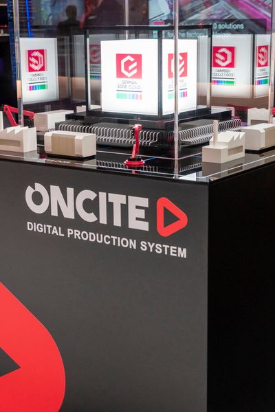 Bei Rittal am Stand zeigte German Edge Cloud deren Oncite Factory Edge. Im Zusammenspiel mit der passenden Industrial Suite sollen die Kunden IoT-Anwendungen realisieren können. Die Factory Edge bietet hierzu eine skalierbare Hardware-Infrastruktur, die neben der kompatiblen Industrial Suite auch einige weitere Anwendungen anderer Anbieter ausführbar machen soll. (Bild: Vogel Communications Group)