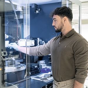 Le chercheur de l'EMPA Damien Terebenec analyse la structure des verres métalliques dans un diffractomètre à rayons X.(Source :  EMPA)