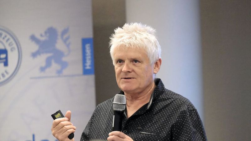 Joachim Syha von der ZDK-Berufsbildung erläuterte den Stand der Dinge bei der Anpassung des Berufsbildes zum Kfz-Mechatroniker. (Bild: Zietz – »kfz-betrieb«)