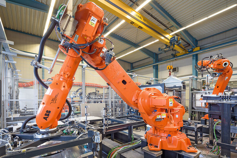 Roboter vom Typ IRB 6640 übernehmen das Handling der Montagehilfen und stellen diese dem Werker bereit zum Bestücken mit Magneten. (ABB)