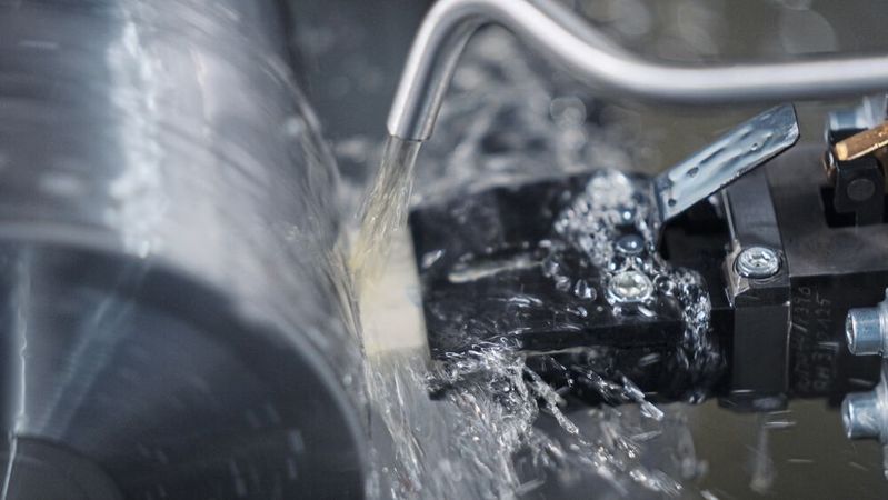 Superfinishen der Mantelfläche und Planfläche einer Tonnenkegelrolle (Spherical Taper Roller Bearing, kurz STRB) auf einer NaShaft-Superfinishmaschine. Diese Teile werden in Lager montiert und anschließend in Windkrafträder eingesetzt. (Bild:  Nagel Technologies GmbH)