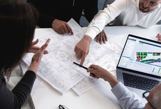 (Wenn ein Maschinenbauingenieur eine Konstruktionsänderung vornimmt, analysiert die digitale Fabrik automatisch die Aktualisierungen des digitalen Zwillings und identifiziert Möglichkeiten zur Verbesserung des Design for Manufacturing (DFM) und des Design to Cost (DTC). Bild: aPriori)