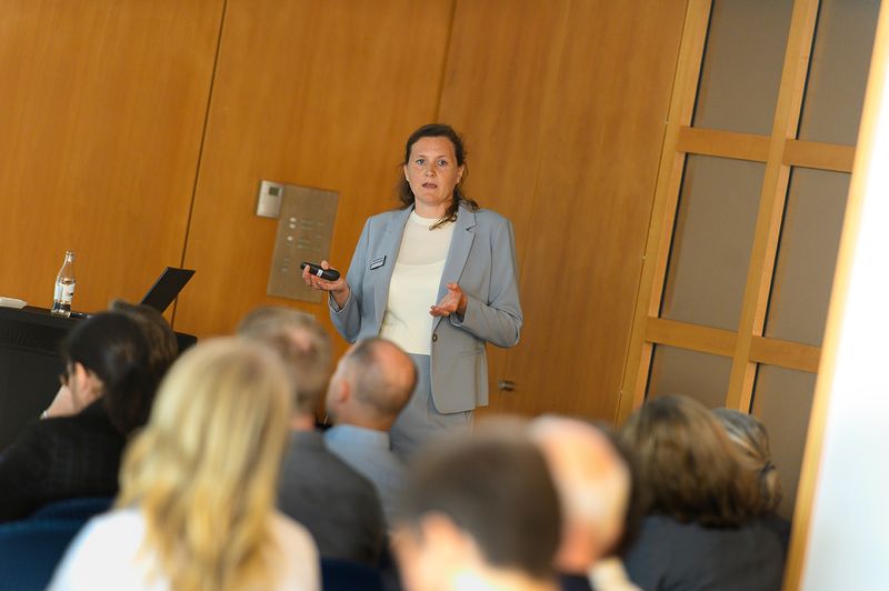 Software allein macht noch keine Digitalisierung. Wie gelingt die Implementierung in RA/QM trotz typischer Hürden? Darum ging es im Vortrag von Katharina Thievessen, Metecon. (Bild: Stefan Stark/Koala Agentur)