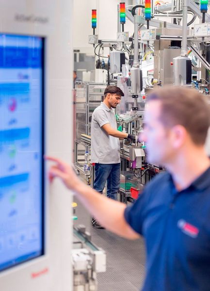 Im Bosch-Werk in Stuttgart-Feuerbach analysieren Mitarbeiter in der Fertigung Daten aus der laufenden Produktion mithilfe des Active Cockpit. Es vereint zahlreiche Informationen in Echtzeit. Dies trägt dazu bei, die Wettbewerbsfähigkeit zu stärken. (Bild: Bosch)