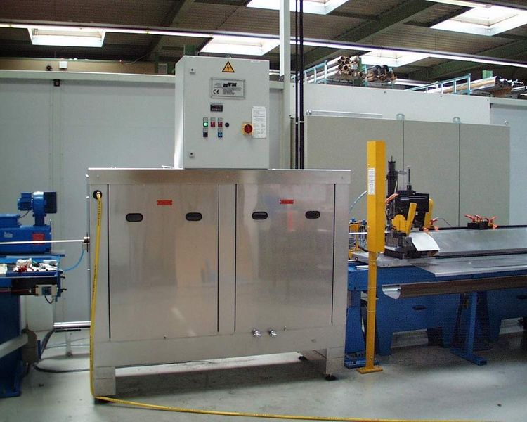 Bei der kompakten Dampf-Durchlaufanlage (DDR) erzeugt eine Hochleistungs-Destillationsanlage Wasserdampf mit 2 bis 5 bar und Temperaturen von deutlich über 100 °C, der durch ein Düsensystem auf das zu reinigende Blech fokussiert wird und Schmutz zuverlässig entfernt. Bild: MTM (Archiv: Vogel Business Media)