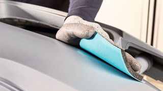 Mit den Novastar-Flex-Schleifmitteln lassen sich auch komplexe Konturen zuverlässig per Hand schleifen.  (Bild: Mirka)