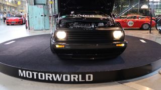 VW Golf II mit Night Breaker LED Vintage H4-Lampen. Warmweißes Licht passt besser zu historischen Fahrzeugen, während kaltweißes Licht den Betrachter irritiert. (Bild: Diehl – VCG)