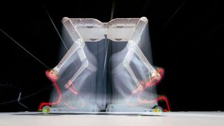 Der Roboter trägt die Zahl Acht in seinem Namen, da er acht Gelenke hat: Jedes Roboterbein kann die Winkel in Hüfte und Knie verändern. (Bild: MPI-IS)