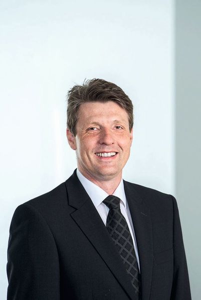 Zum Verbund-Vorsitzenden gewählt: Prof. Ralf B. Wehrspohn, seit 2006 Leiter des Fraunhofer-IMWS in Halle (Saale), wurde einstimmig zum neuen Vorsitzenden des Fraunhofer-Verbunds Materials gewählt. Bisher war er stellvertretender Verbund-Vorsitzender. Er tritt die Nachfolge von Prof. Peter Elsner, Leiter des Fraunhofer-Instituts für Chemische Technologie ICT in Pfinztal, an. Neuer stellvertretender Vorsitzender des Verbunds ist Prof. Bernd Mayer, Institutsleiter des Fraunhofer-IFAM in Bremen. (SKUB Fotostudio GmbH)