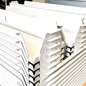 Für Reinräume konzipiert und fertigt Daldrop + Huber Komplettsysteme, unter anderem bestehend aus diesen Deckenblechen.(Bild:  RAS)