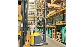 Mit dem Combi-CS-Deichselfrontstapler verfügt der Bediener über maximale Sicht, nicht zuletzt wegen des Mehrstellungs-Deichselkopfs. (Combilift)