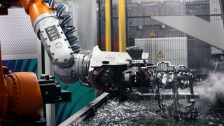 Die Kuka-Foundry-Roboter besitzen eine hitze-, korrosions-, laugen- und säurebeständige
Lackierung. (Kuka)