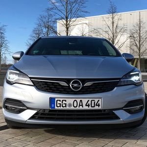 Die auffälligsten Veränderungen: eine neue Zierleiste für den Kühlergrill, neue LED-Scheinwerfer und nachgeschärfte Konturen in der Frontschürze.(Bild:  Seyerlein/»kfz-betrieb«)