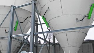 Luftkanonen (grün) im Einsatz am Silo (Bild: B+W)