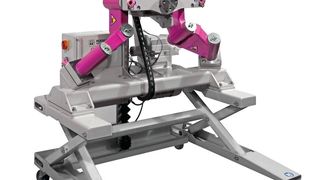 Für schwerere Bauteile wie Aggregate oder Getriebe wird am Stand der kompakte High-Tech-Manipulator Roemheld-Centrick präsentiert. (Werbefoto Cubasch)