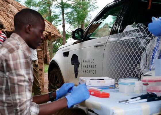 Auf ihrer Reise verschafften sich die Wissenschaftler vor Ort und in Kooperation mit afrikanischen Kollegen einen Eindruck, vor welchen Herausforderungen die Malariabekämpfung in Afrika aktuell steht.  (Jaguar Land Rover)