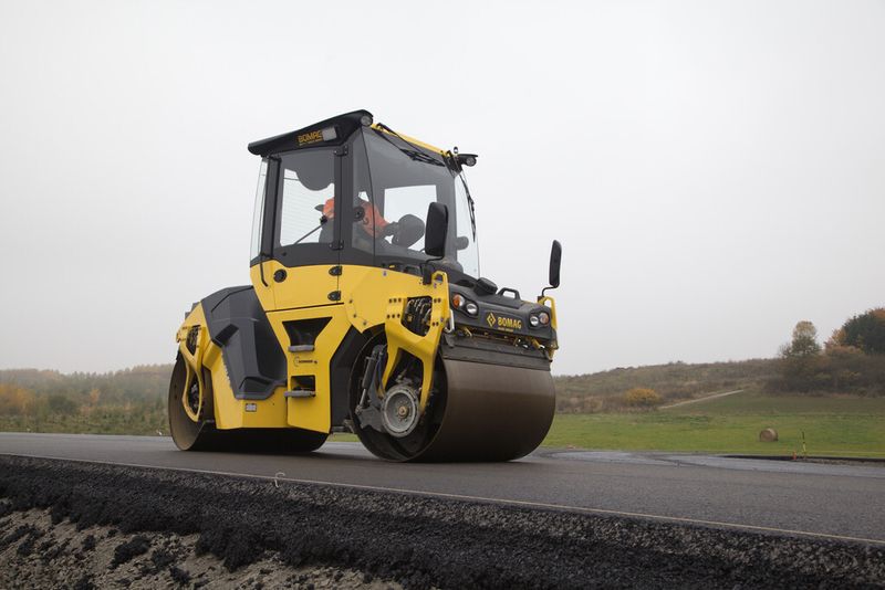 Tandemwalze von Bomag, wie sie für die Asphaltverdichtung verwendet wird. (Bild: Bomag)
