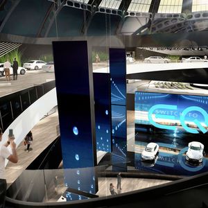 An der Planung und dem Aufbau der Mercedes-Benz Ausstellungsflächen auf über 11.000 Quadratmetern haben bis zu 400 Mitarbeiter über zwei Monate gearbeitet. In der Festhalle wurden unter anderem 970 Tonnen Stahl verbaut, über 250 Kilometer Kabel verlegt und rund 6.000 Leuchten installiert.