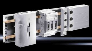 Rittal bietet, nach eigenen Angaben, als erster Hersteller weltweit ein geprüftes Sammelschienensystem, das für AC- und DC-Anwendungen gleichermaßen ausgelegt ist. (Rittal)