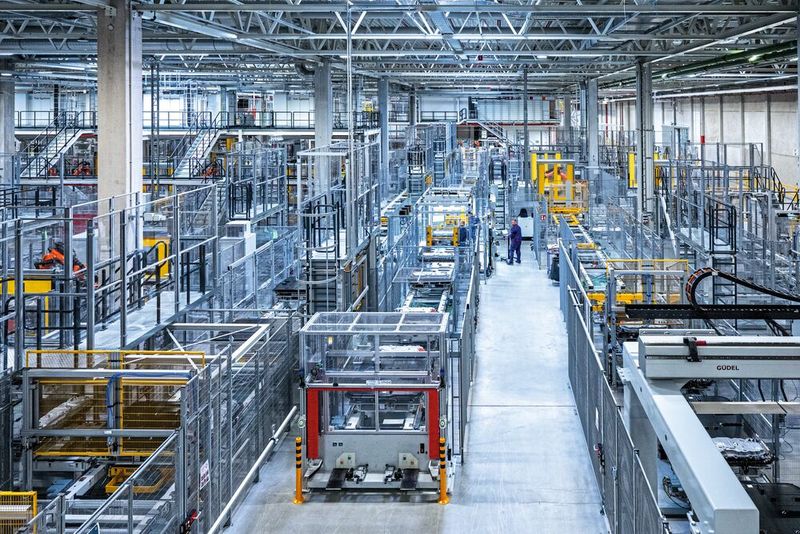 Montage der Hochvoltbatterien im BMW Group Werk Irlbach-Straßkirchen. (Bild: Armin Weigel)