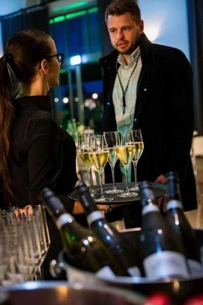 Bei der Abendveranstaltung am Vorabend der Veranstaltung im Maschinenhaus des Bürgerbräus Würzburg kamen bereits zahlreiche Teilnehmer bei gutem Essen und Trinken zusammen. Bereits hier gab es regen Austausch.  (Bild: Stefan Bausewein)