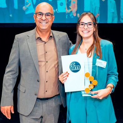 Freut sich über den IFM-Award: Linda Wismeth, Senior Process Manager bei der BHS Corrugated Maschinen- und Anlagenbau GmbH, hier zusammen mit Bilgin Kilic, VP Sales – IFM Supply Chain Hub Europe. (Bild: © 2026 | Gerrit Bender DESIGN)