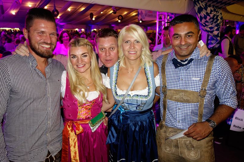 Familie Bajohr und Arpaci, BAB, mit Fotocrasher Neil Jensen, HMD. (Bild: IT-BUSINESS)