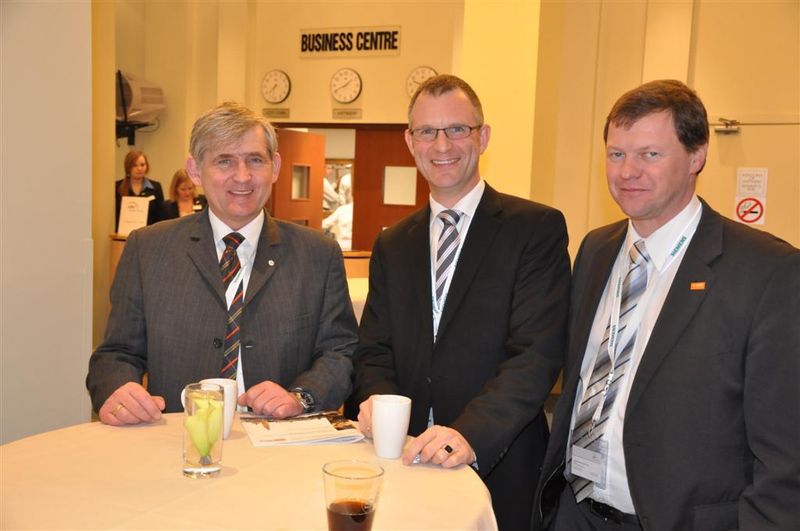 Am Rande der Vorträge entstand ein reger Austausch zu den Themen Nachhaltigkeit und Sicherheit. Im Bild von links: Dr. Norbert Kuschnerus, Head of Process Management Technology, Bayer Technology Services GmbH, Frank Jablonski, Managing Online Editor, Vogel Business Media GmbH & Co. KG, Martin Schwibach, Manager, BASF SE  (Bild: M.Henig/PROCESS)
