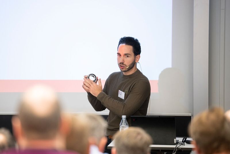 Raphael Scheibler, Head of Machine Vision bei Fabrimex Systems in seinem Referat wie KI bewusst eingesetzt oder bewusst weggelassen wird. (Bild: Thomas Entzeroth)