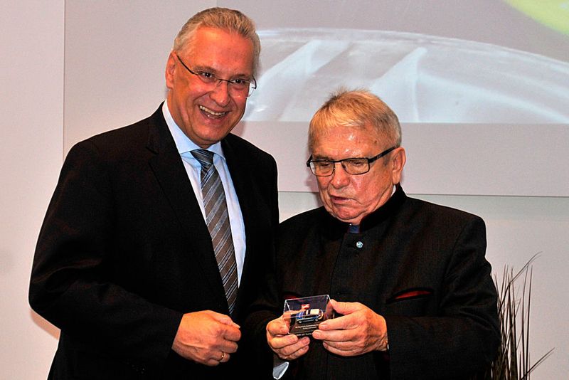 Kleines Präsent: Der bayerische Staatsminister Joachim Herrmann (li.) überreicht Klaus Dieter Breitschwert ein Modellauto.  (Zietz/»kfz-betrieb«)