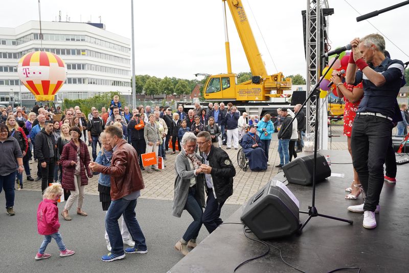 Feiern, Zuhören und das Tanzbein schwingen (Eno telecom)