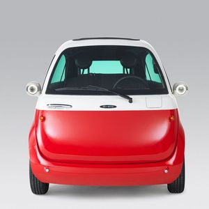 Anders als noch die Genf-Studie bietet die Serienversion Blinker und Scheibenwischer.(Bild:  Microlino)