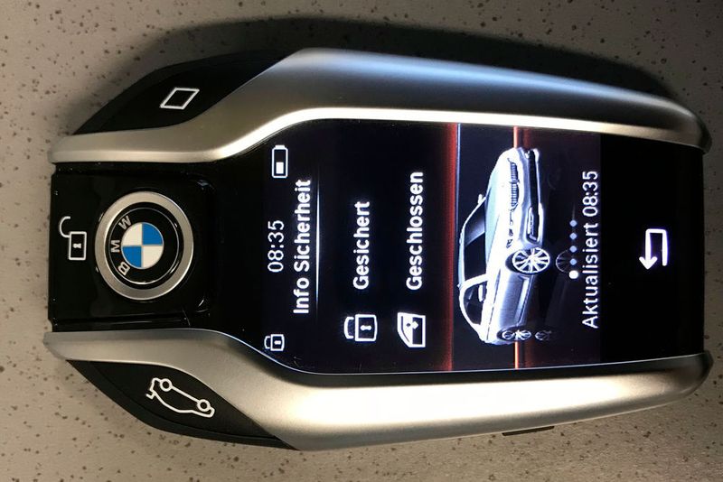 Der futuristische Schlüssel hat ein farbiges Display mit Touch-Bedienung, das Auskunft über die wichtigsten Fahrzeugparameter gibt. So lässt sich auch von unterwegs auf einen Blick erkennen, ob man beim Abstellen des Fahrzeugs Fenster, Schiebedach und Türen verschlossen hat. (Michel / »kfz-betrieb«)