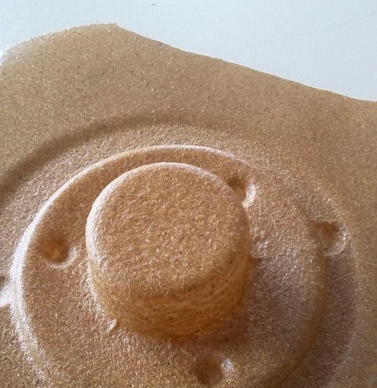 Die neuen bioabbaubaren Verbundstoffe enthalten auch Abfälle aus der Landwirtschaft. Hier ein thermogeformter Prototyp.(Bild:  DHBW KA//L.Walter)