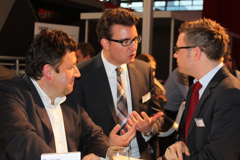 Am Dienstagabend wurde bei der Vogel Business Media am Messe-Stand in Halle 9 traditionell auf eine erfolgreiche Hannover Messe 2014 angestoßen. Gute Gespräche und Live-Musik von der Band „Famos“ sorgten bei den zahlreichen Standpartygästen für eine ausgelassene Stimmung. (Siegl/Vogel Business Media)