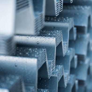 With ZM Ecoprotect Solar, thyssenkrupp Steel offers a variant developed for PV mounting systems. The coating is applied to the steel strip before forming, allowing profiles to be produced without the disadvantages of subsequent batch galvanizing. (Source: Thyssenkrupp Steel)